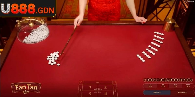 Bàn cược Fantan U888 với cốc úp và hạt-nút xanh trắng